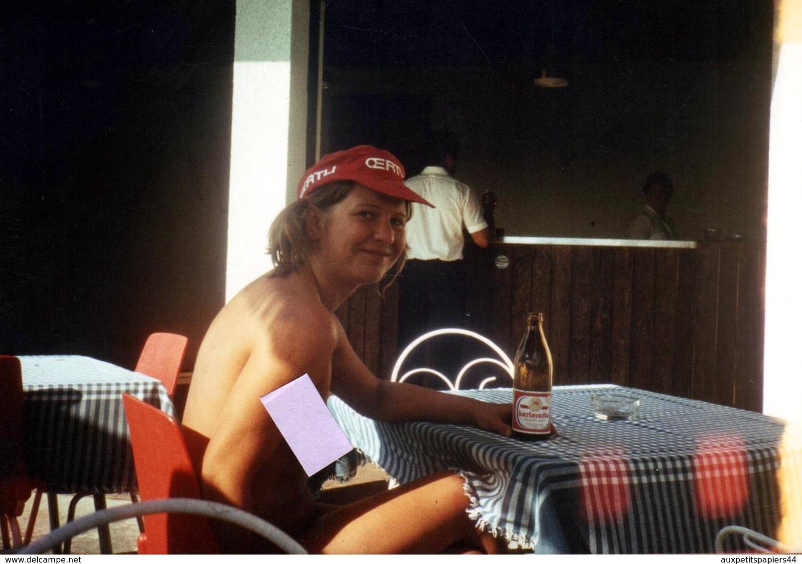 Photo Couleur Originale FKK, Vacances Naturistes & Naturismes, Femme Nue Buvant Une Bière En Terrasse & Casquette 70's - Persone Anonimi