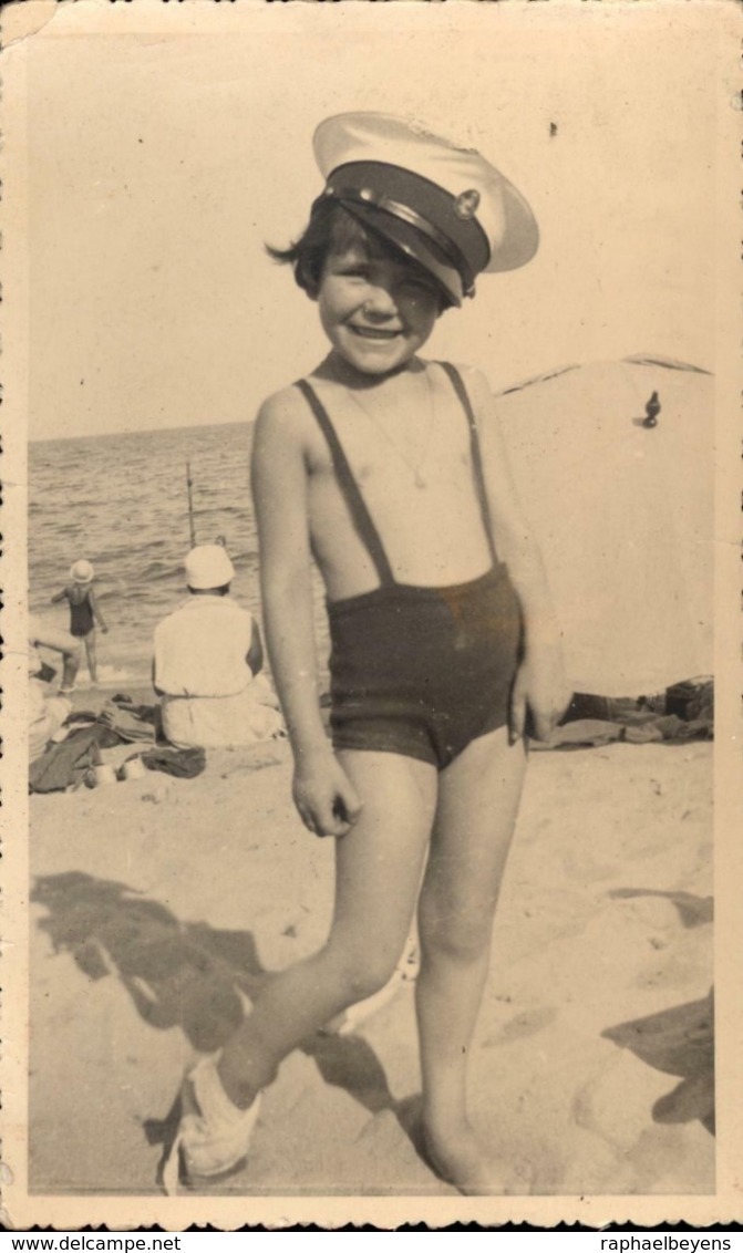 Photo Carte Enfant Torse Nu Bretelles Bandage Plage Casquette Marin Aout 1932 - Personnes Anonymes