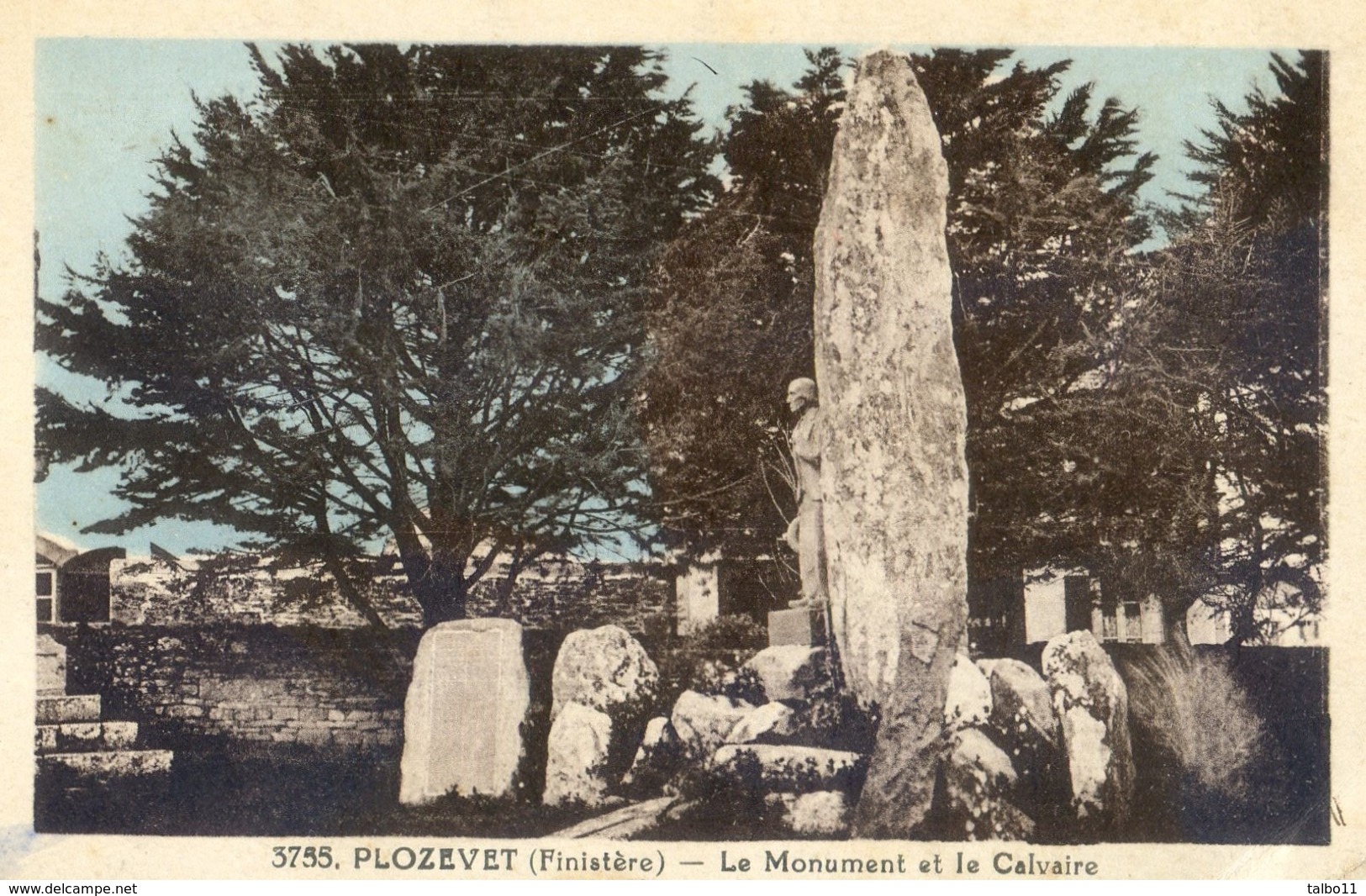 29 - Plozevet - Le Monument Et Le Calvaire - Plozevet