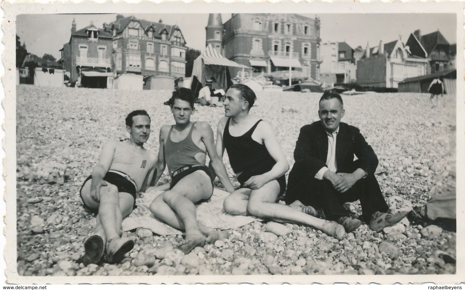 Snapshot Rare Original Havre 1932 Jean Marais Et Hommes Gay Interest Plage - Célébrités