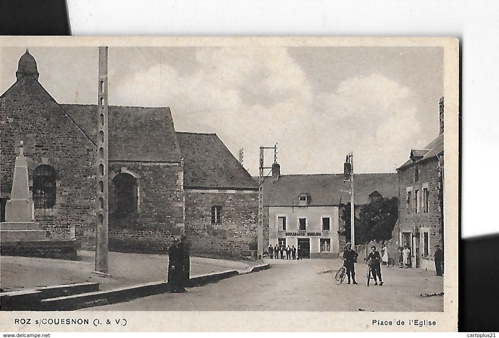 ROZ SUR COUESNON PLACE DE L EGLISE  PERSONNAGES CYCLISTES  DEPT 35 - Autres & Non Classés