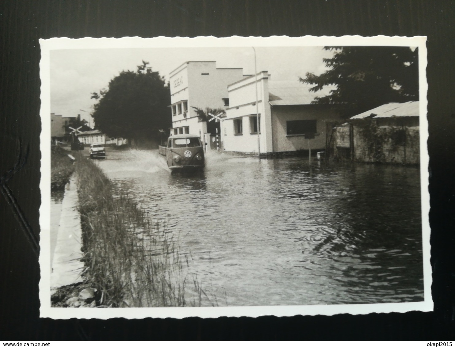 COMBI VOLKSWAGEN VW SUR ROUTE PERDUE CONGO + CAMIONETTE VW DANS LES INONDATIONS DE 1961 LÉOPOLDVILLE CONGO 5 PHOTOS