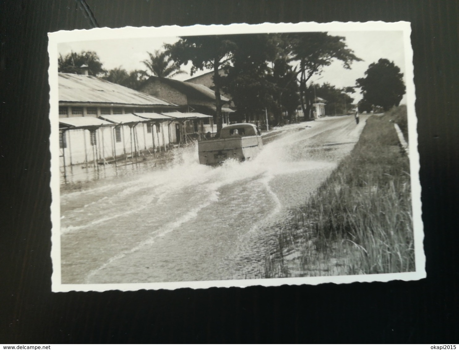 COMBI VOLKSWAGEN VW SUR ROUTE PERDUE CONGO + CAMIONETTE VW DANS LES INONDATIONS DE 1961 LÉOPOLDVILLE CONGO 5 PHOTOS