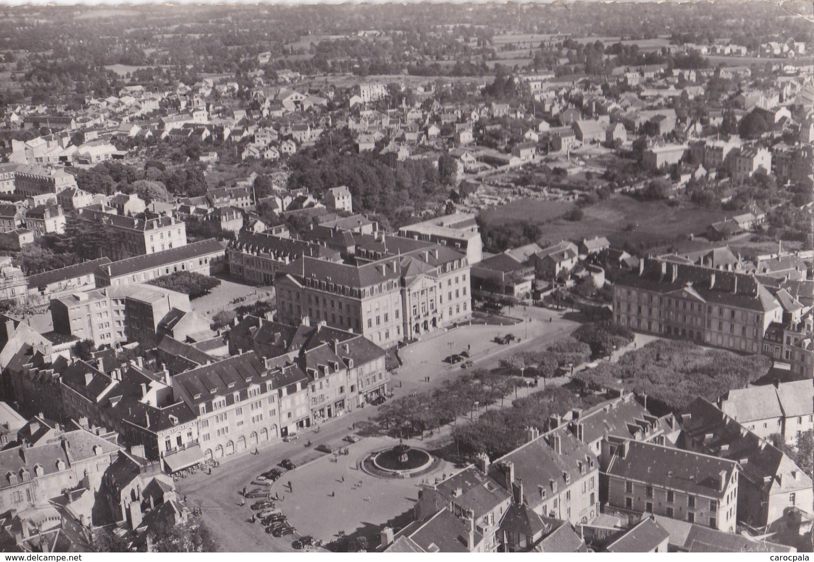 Carte 1950 GUERET / LA PLACE BONNYAUD - MAIRIE ET TRIBUNAL , VUE AERIENNE - Guéret