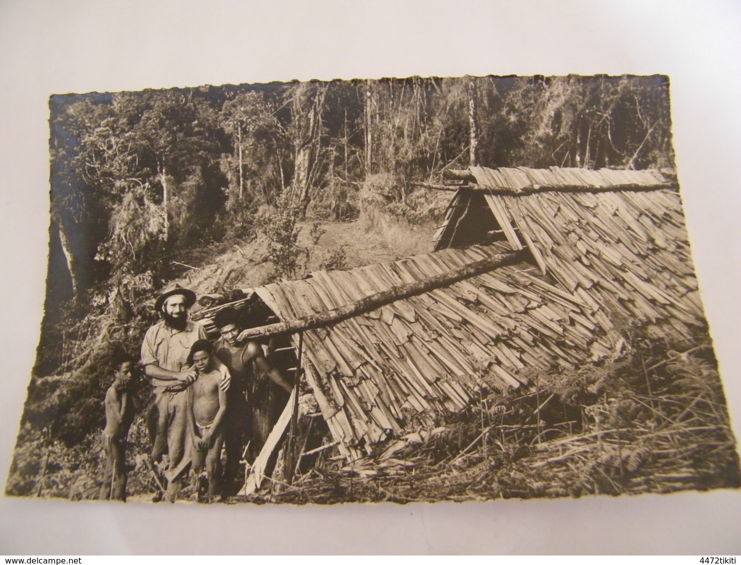 C.P.A.- Océanie - Papouasie - Missionnaire Devant Sa Hutte Eglise - Montagnes Centrales - 1930 - SUP (CQ 94) - Papouasie-Nouvelle-Guinée