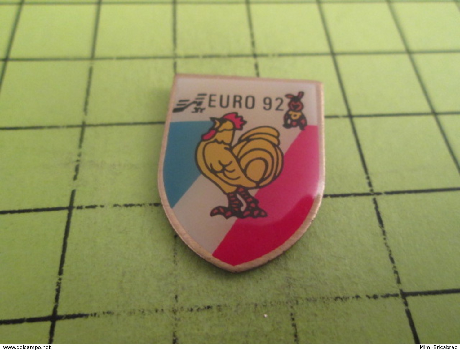 311f PINS PIN'S / Beau Et Rare : Thème SPORTS / FOOTBALL EURO 92 SUEDE COQ TRICOLORE LAPIN LIEVRE - Football