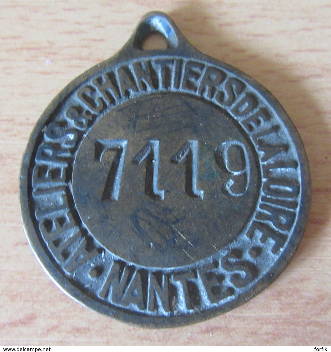 France - Médaille Des Ateliers & Chantiers De La Loire - Nantes - N°7119 - Bronze - Diam : 42 Mm - Poids : 34,5 Gr - Professionnels / De Société