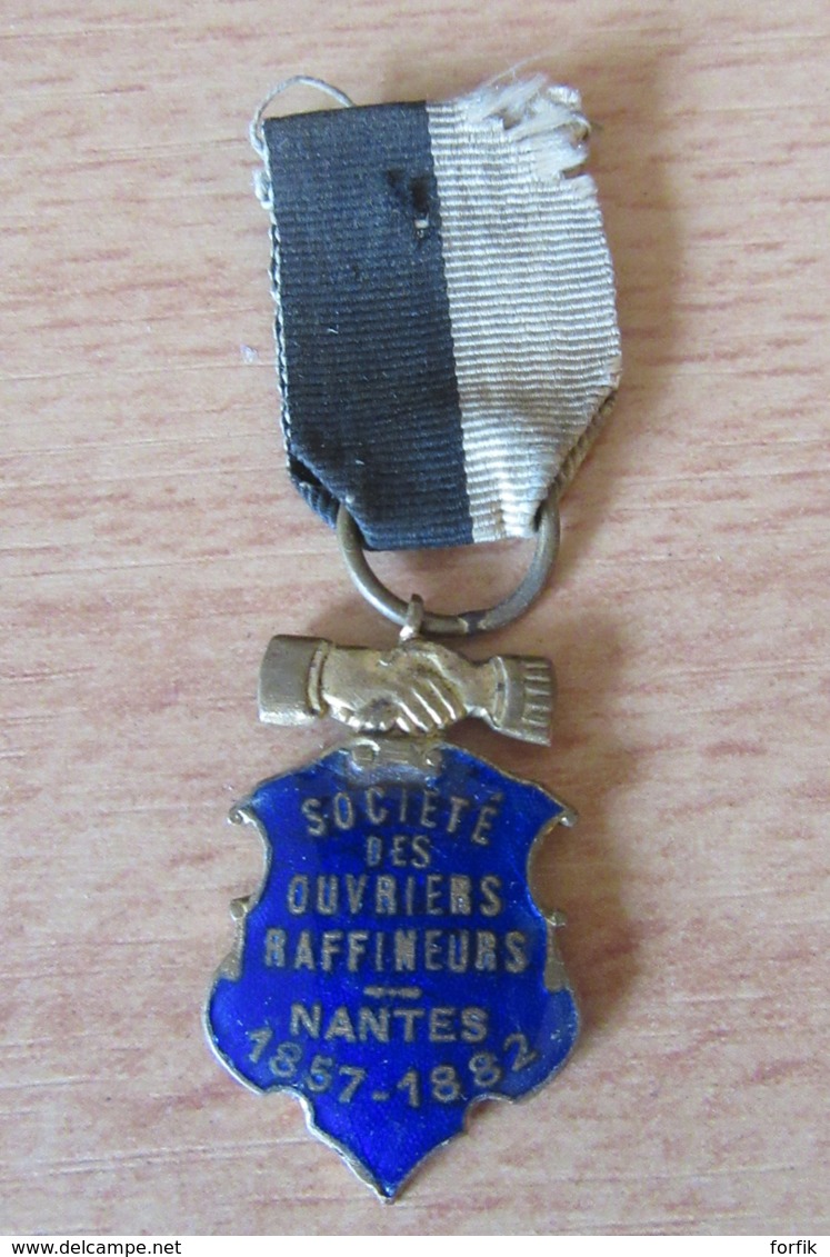 France - Petite Médaille émaillée - Société Des Ouvriers Raffineurs (de Sucre) - Nantes 1857 - 1882 - Avec Ruban - Professionnels / De Société