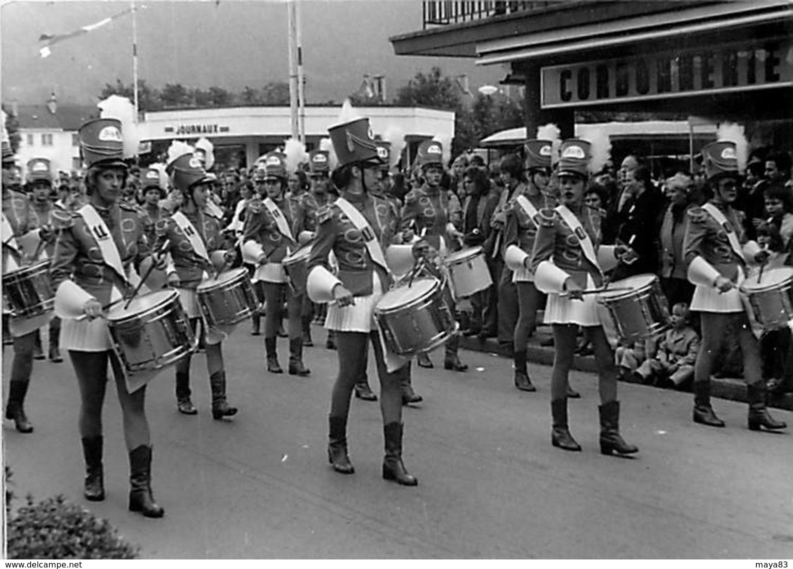 PIN UP MAJORETTES A NEUVES MAISONS TAMBOURS - Pin-up