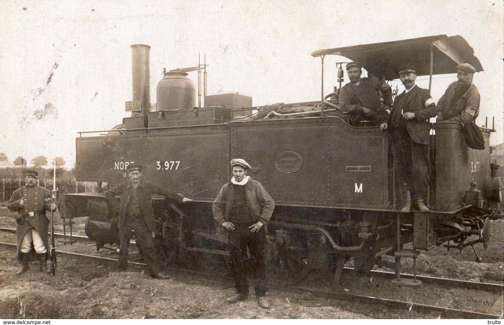 BOBIGNY CARTE PHOTO GROUPE DE SOLDATS DE LA TERRITORIAL DEVANT UNE LOCOMOTIVE - Bobigny