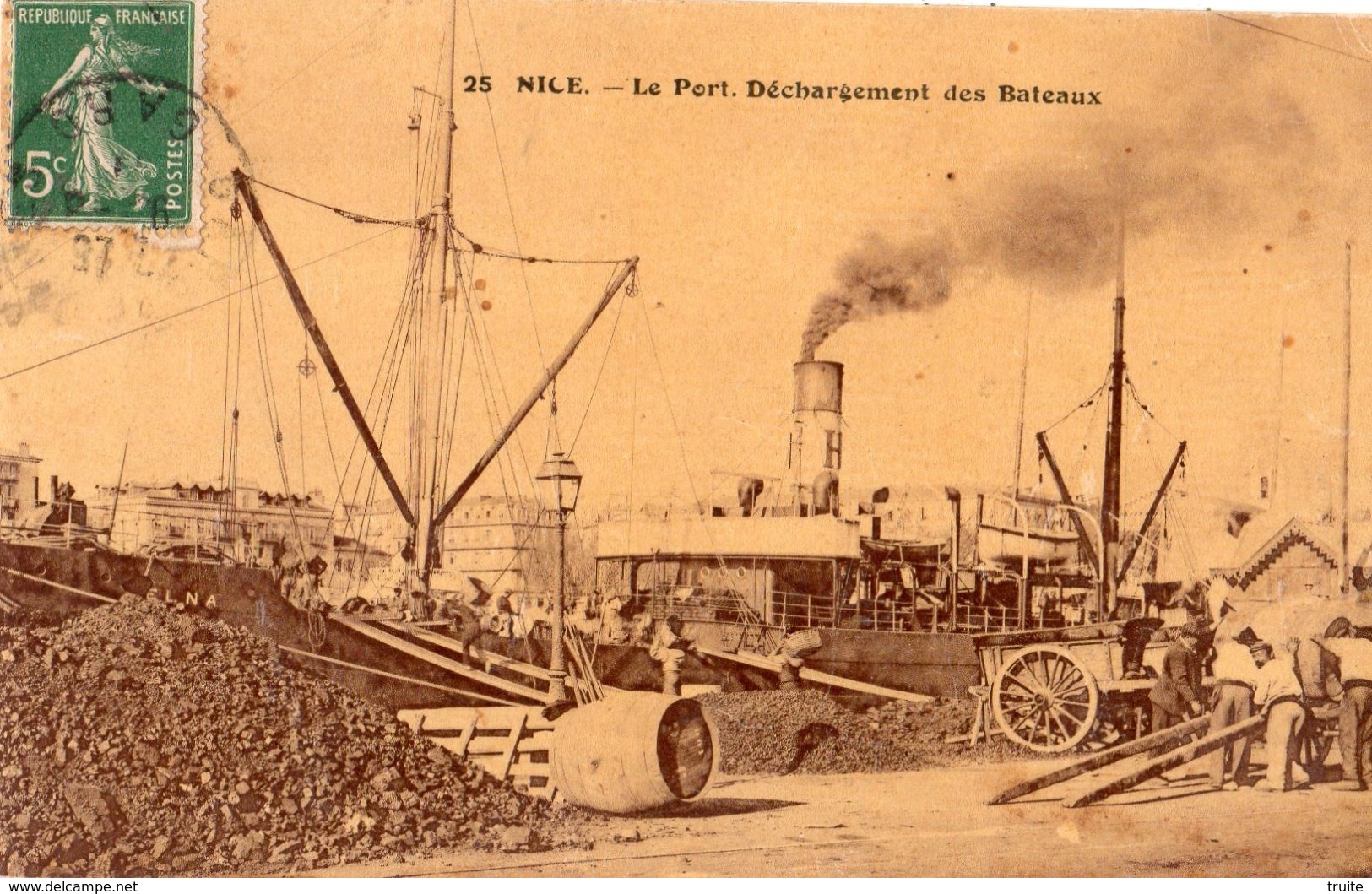 NICE LE PORT DECHARGEMENT DES BATEAUX (CARTE GLACEE) - Transport (sea) - Harbour