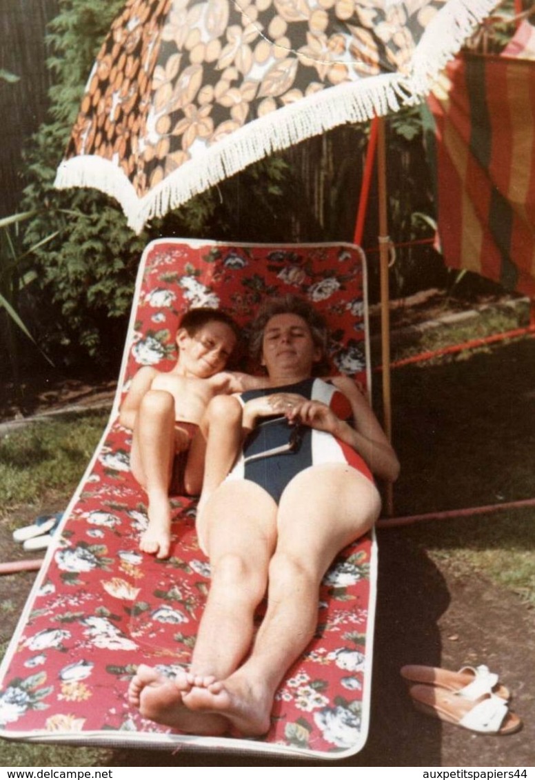 2 Photos Couleurs Originales B.B. Grand-Mère Pin-Up Sexy Posant En Maillot De Bains Avec Son Petit-Fils Vers 1960/70 - Pin-Ups