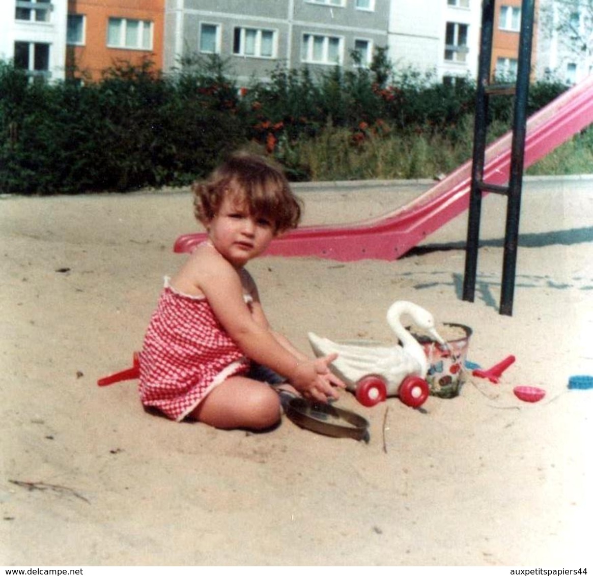 Photo Couleur Originale Fillette à La Plage Et Son Cygne à Roulettes Vers 1970 - Jeu De Plage Et Seau - Toboggan & Cité - Objets