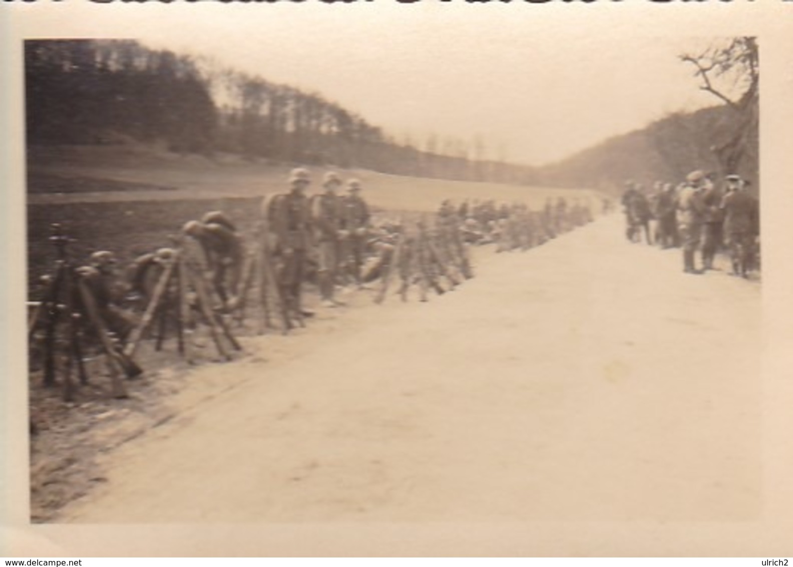 Foto Deutsche Soldaten Bei Marschpause - Gewehrpyramide - Pioniere IR 46 - 2. WK - 8*5,5cm (43441) - Krieg, Militär