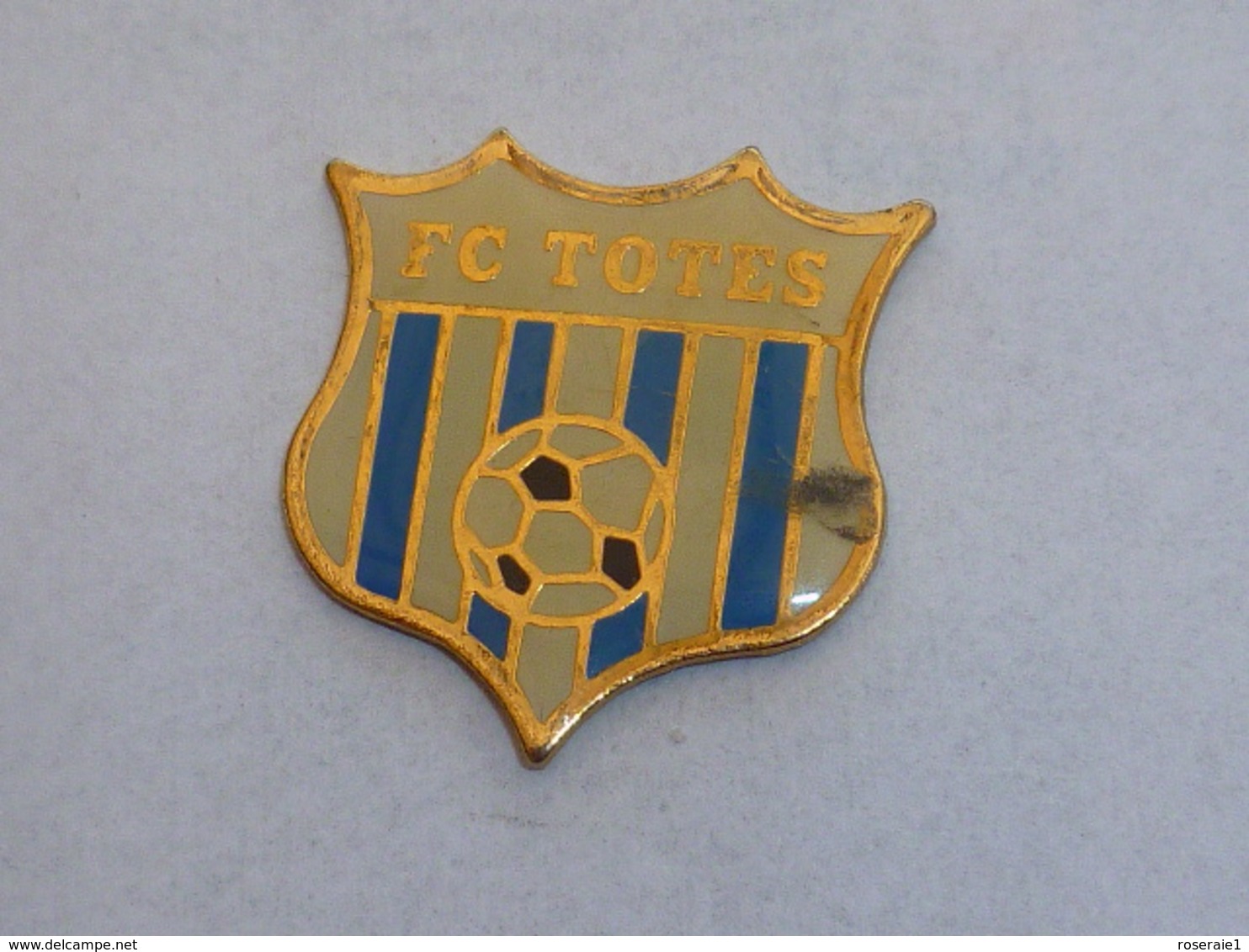Pin's FOOTBALL, F.C. TOTES - Football