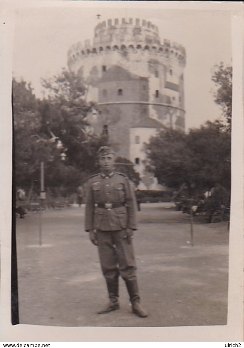 Foto Deutscher Soldat Vor Festungsturm - Südosteuropa - 2. WK - 8*5,5cm (43449) - Krieg, Militär