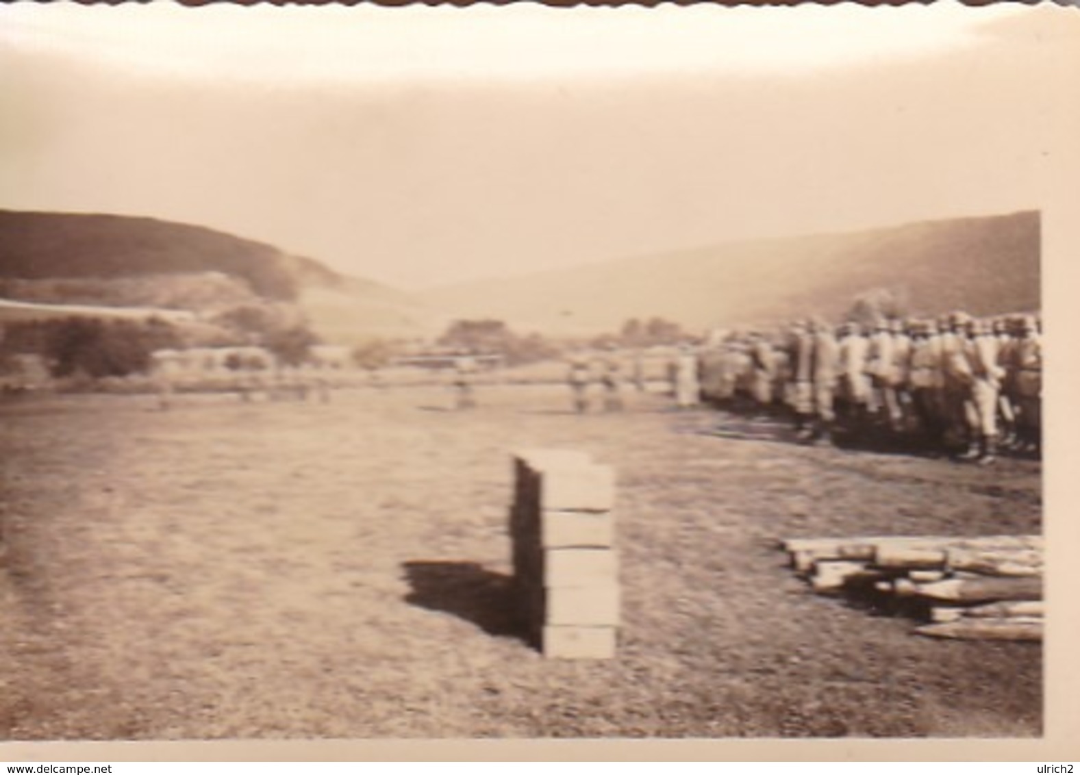 Foto Deutsche Soldaten Auf Sportplatz - Materiallager - Pioniere IR46 - 2. WK - 8*5,5cm (43450) - Krieg, Militär