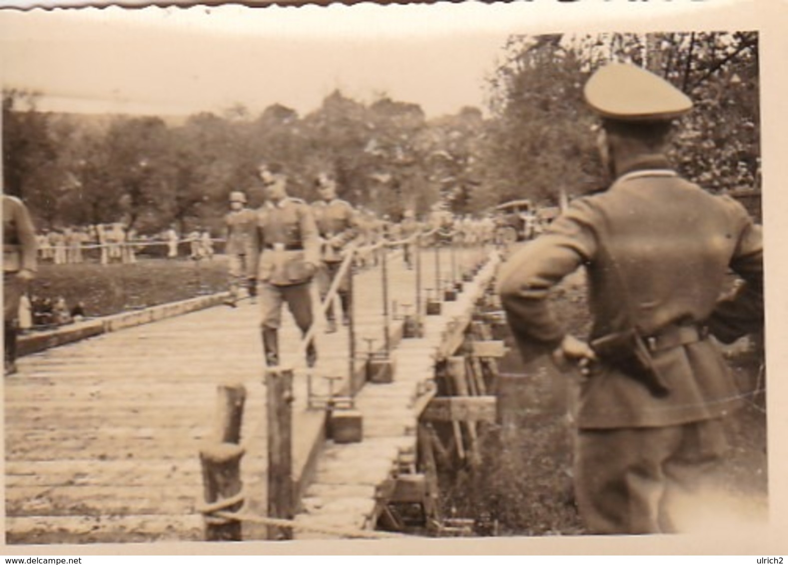 Foto Deutsche Soldaten Auf Holzbrücke - Pioniere IR46 - 2. WK - 8*5,5cm (43451) - Krieg, Militär