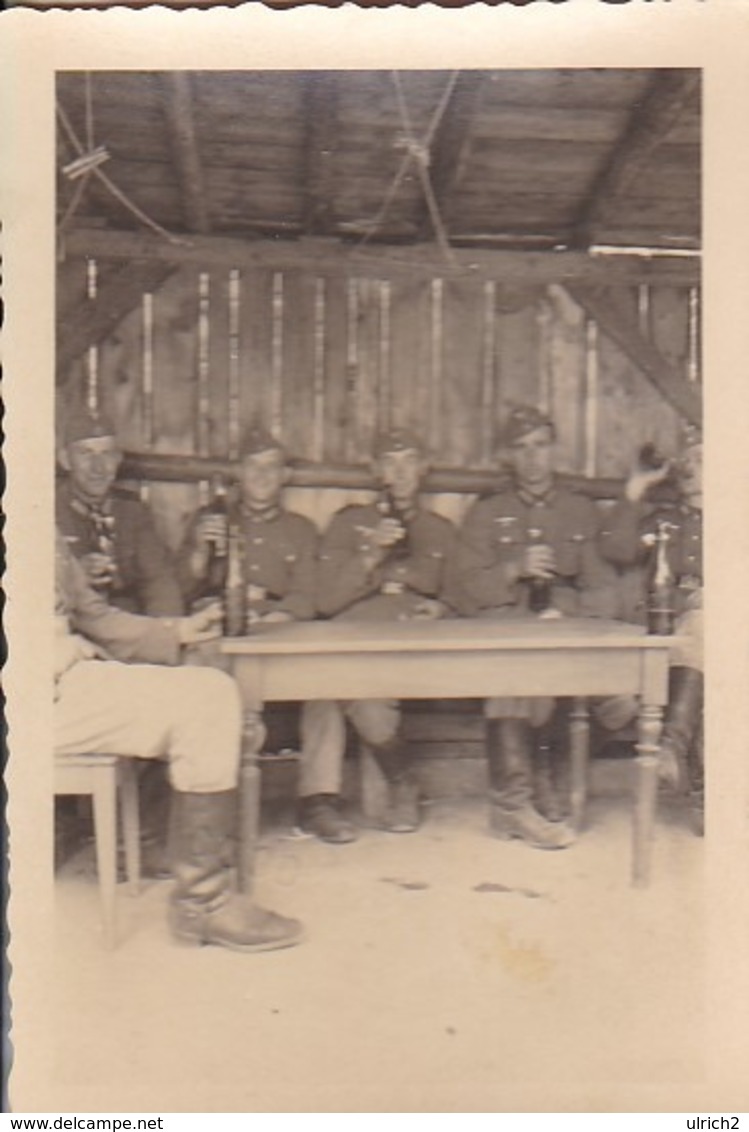 Foto Deutsche Soldaten Mit Bierflaschen - Pioniere IR 46 - 2. WK - 8*5,5cm (43453) - Krieg, Militär