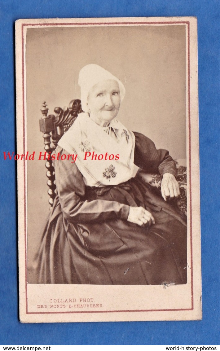 Photo Ancienne CDV Vers 1870 - PARIS - Portrait Dame Parisienne ? Coiffe à Identifier - Photographe Collard Folklore - Anciennes (Av. 1900)