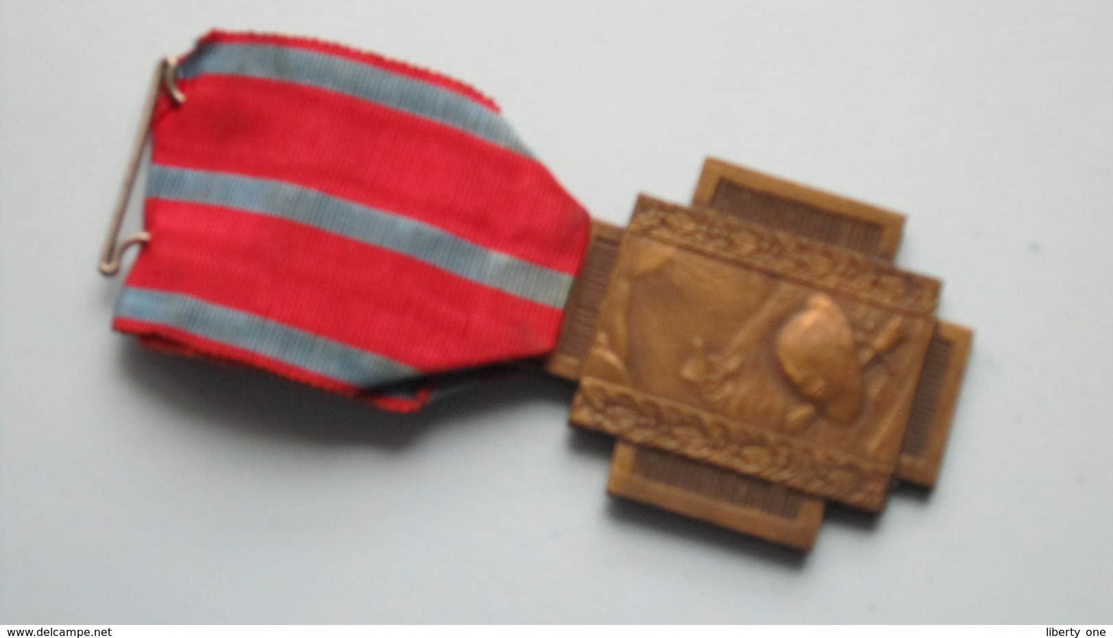 VUURKRUIS Medaille CROIX DU FEU 1914 -1918 ( Salus Patriae - Suprema Lex ) ( +/- 36,5 Gr. ) ! - België