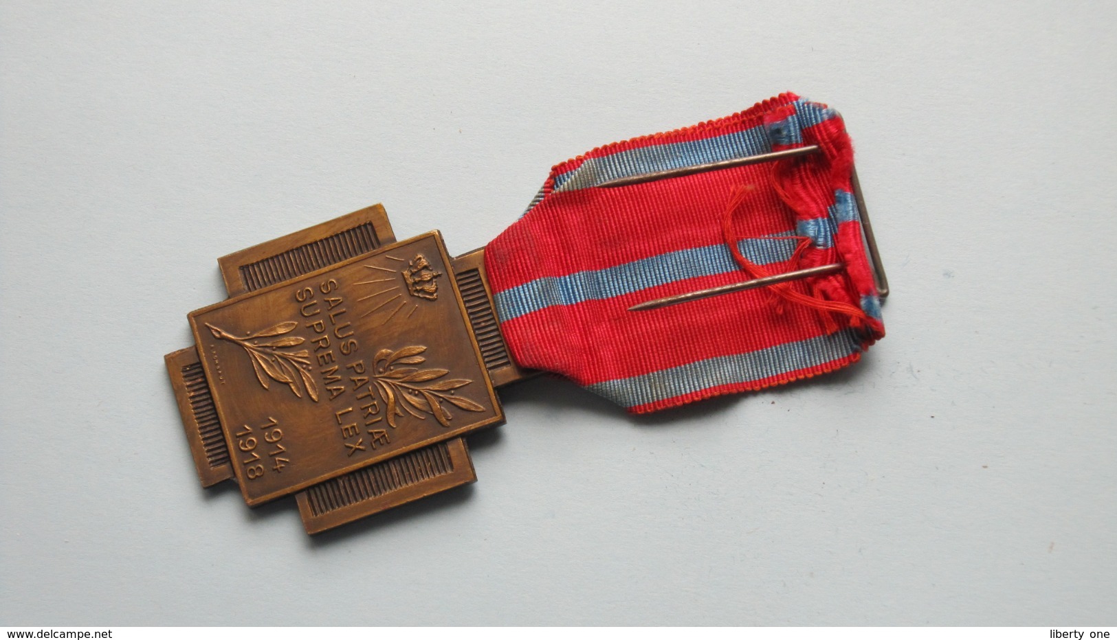 VUURKRUIS Medaille CROIX DU FEU 1914 -1918 ( Salus Patriae - Suprema Lex ) ( +/- 36,5 Gr. ) ! - België