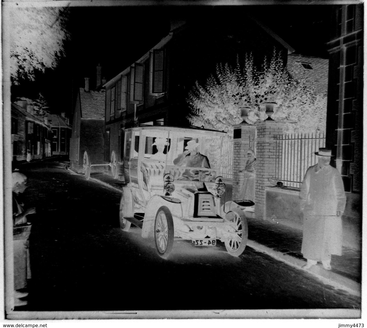 Plaque De Verre - Une Vieille Automobile Dans La Rue Bien Animée, Ville à Identifier - Taille 88 X 64 Mlls - Diapositiva Su Vetro