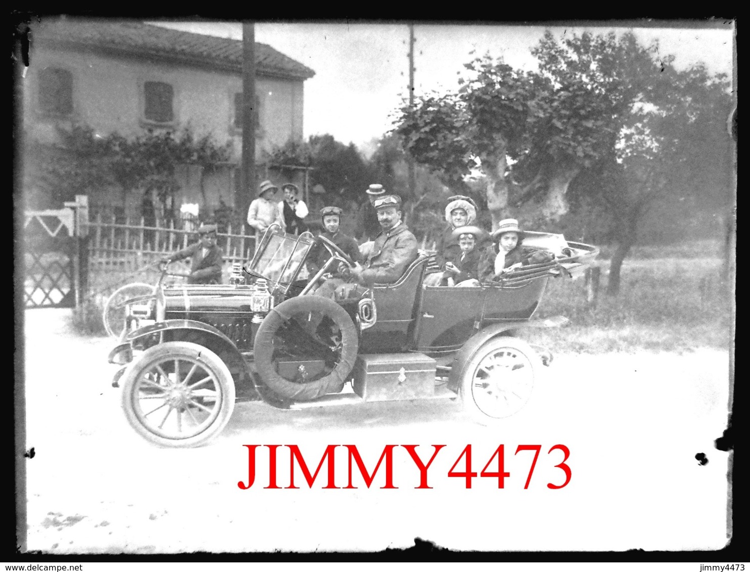 Plaque De Verre - Une Vieille Automobile, Son Chauffeur Et Les Passagers, à Identifier - Taille 88 X 118 Mlls - Glasdias