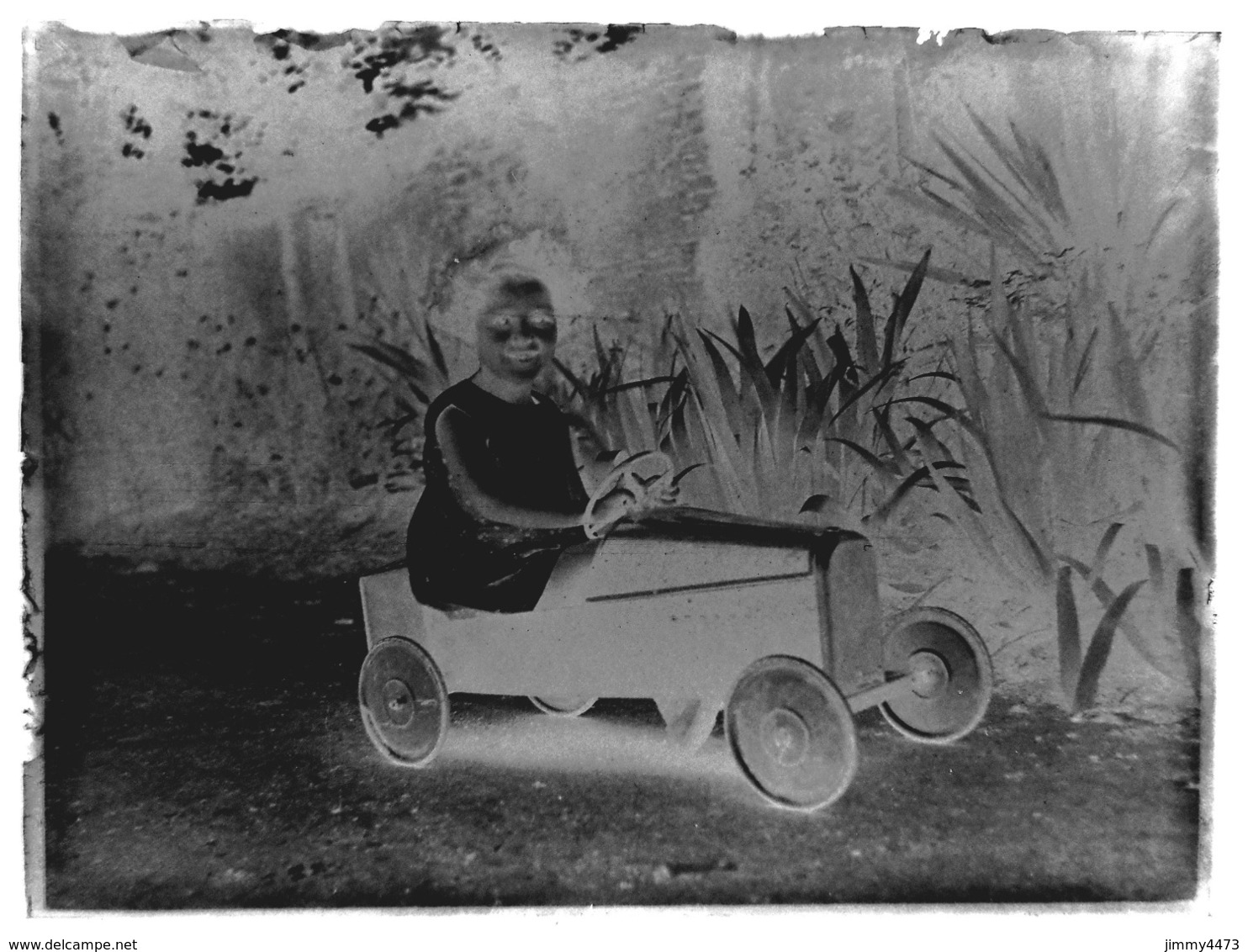 Plaque De Verre - Une Jolie Petite Fille Dans Une Vieille Voiture à Pédales, à Identifier - Taille 88 X 118 Mlls - Plaques De Verre