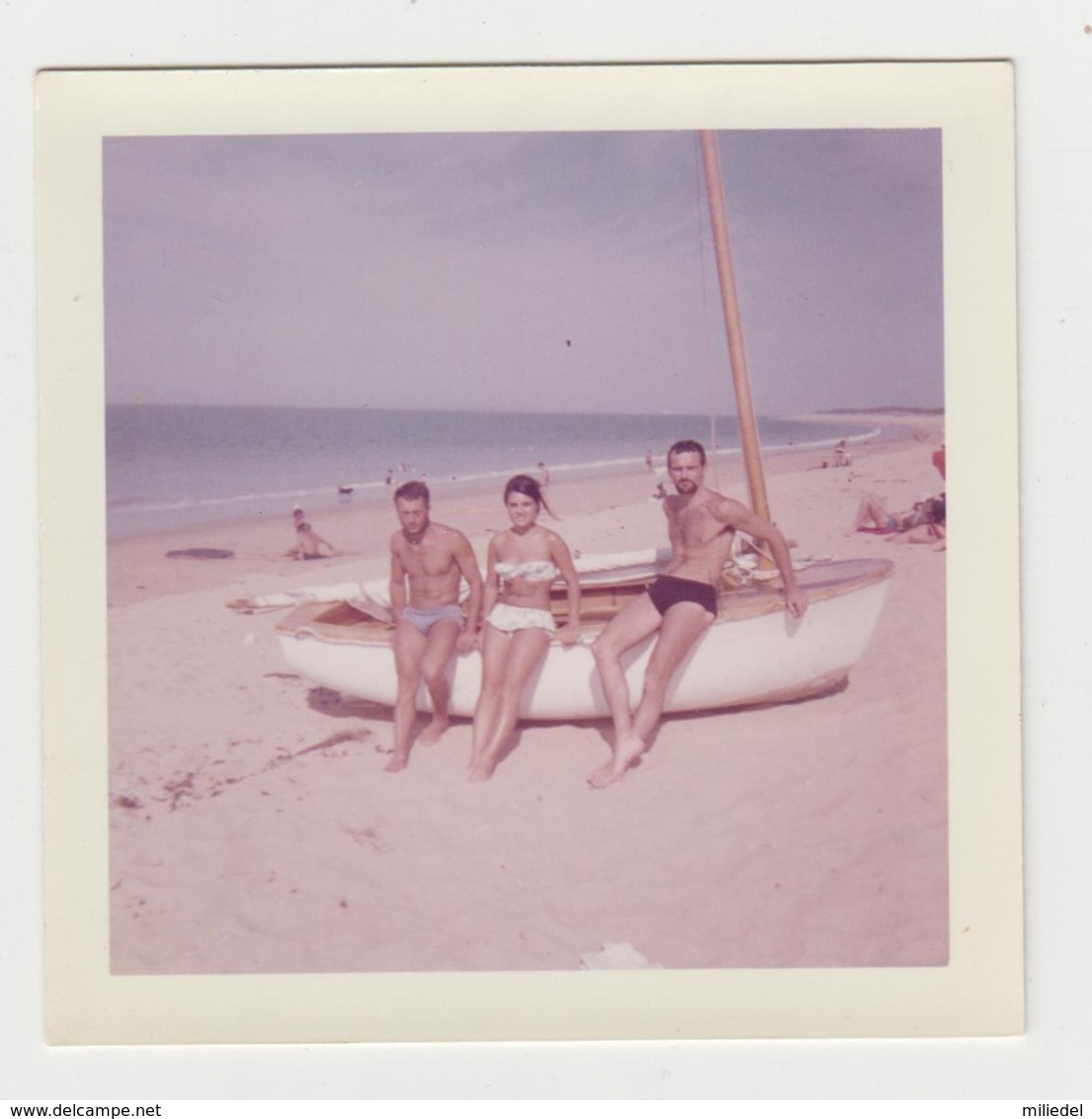 BB141 - PHOTO Plage - Hommes Torses Nus En Maillot De Bain Et Femme Assis Sur Barque échouée - Août 1963 - Anonymous Persons