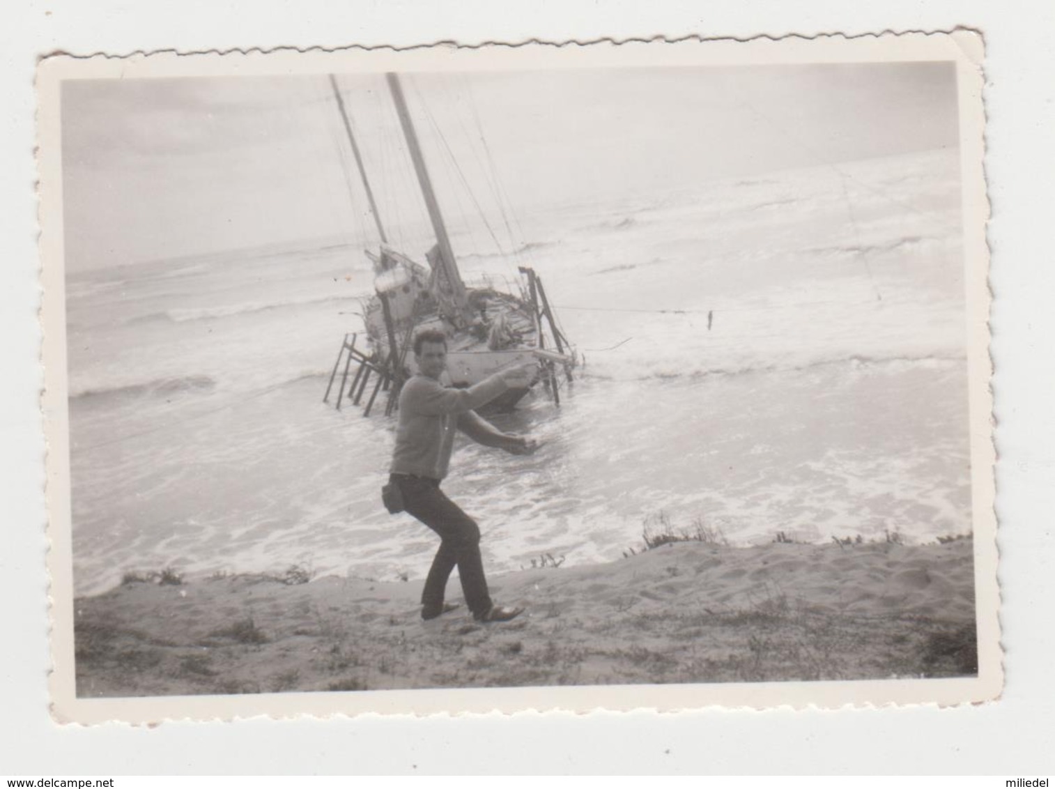 BB143 - PHOTO Plage - LES HUTTES - Jeune Homme Et Bâteau Turc échoué - Avril 1960 - Personnes Anonymes