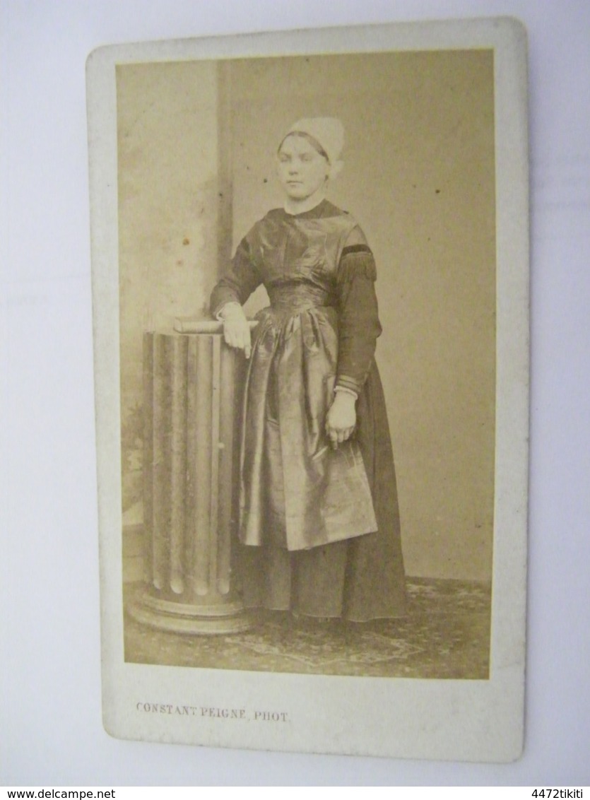 CDV - Albumine Albumen - Femme Coiffe Et Costume - Debout -  C.Peigne De Nantes - Circa 1870 - TTB (CR 56) - Personnes Anonymes