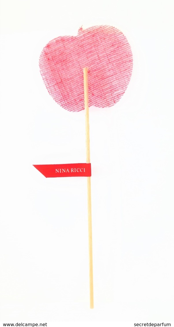 Cartes Parfumées  Carte NINA De NINA RICCI : POMME  En TULLE ROUGE Sur BATONNET   Lancement Nina LONGUEUR 21 CM - Modernes (à Partir De 1961)