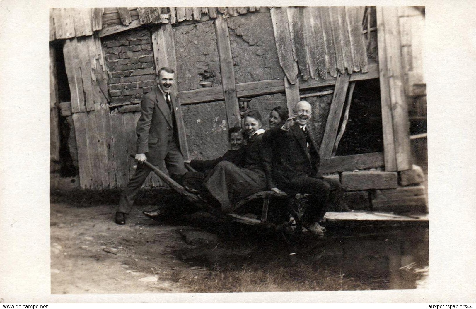 Amusante Carte Photo Originale & Groupe Serré En Ballade Dans Une Brouette De Bois Vers 1920/30 Allant Dans La Mare - Personnes Anonymes