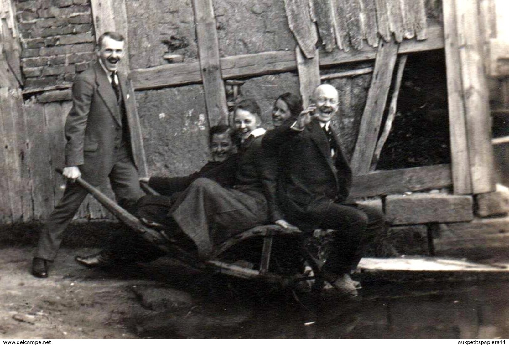 Amusante Carte Photo Originale & Groupe Serré En Ballade Dans Une Brouette De Bois Vers 1920/30 Allant Dans La Mare - Personnes Anonymes