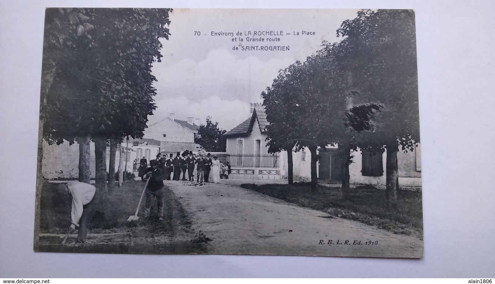 Carte Postale ( Y8 ) Ancienne De Saint Rogatien , La Place Et La Grande Route - La Rochelle