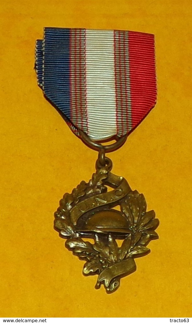 MEDAILLE U.N.C UNION NATIONALE DES COMBATTANTS , FABRICANT SANS  ,HOMOLOGATION SANS, ETAT VOIR PHOTO  . POUR TOUT RENSEI - France