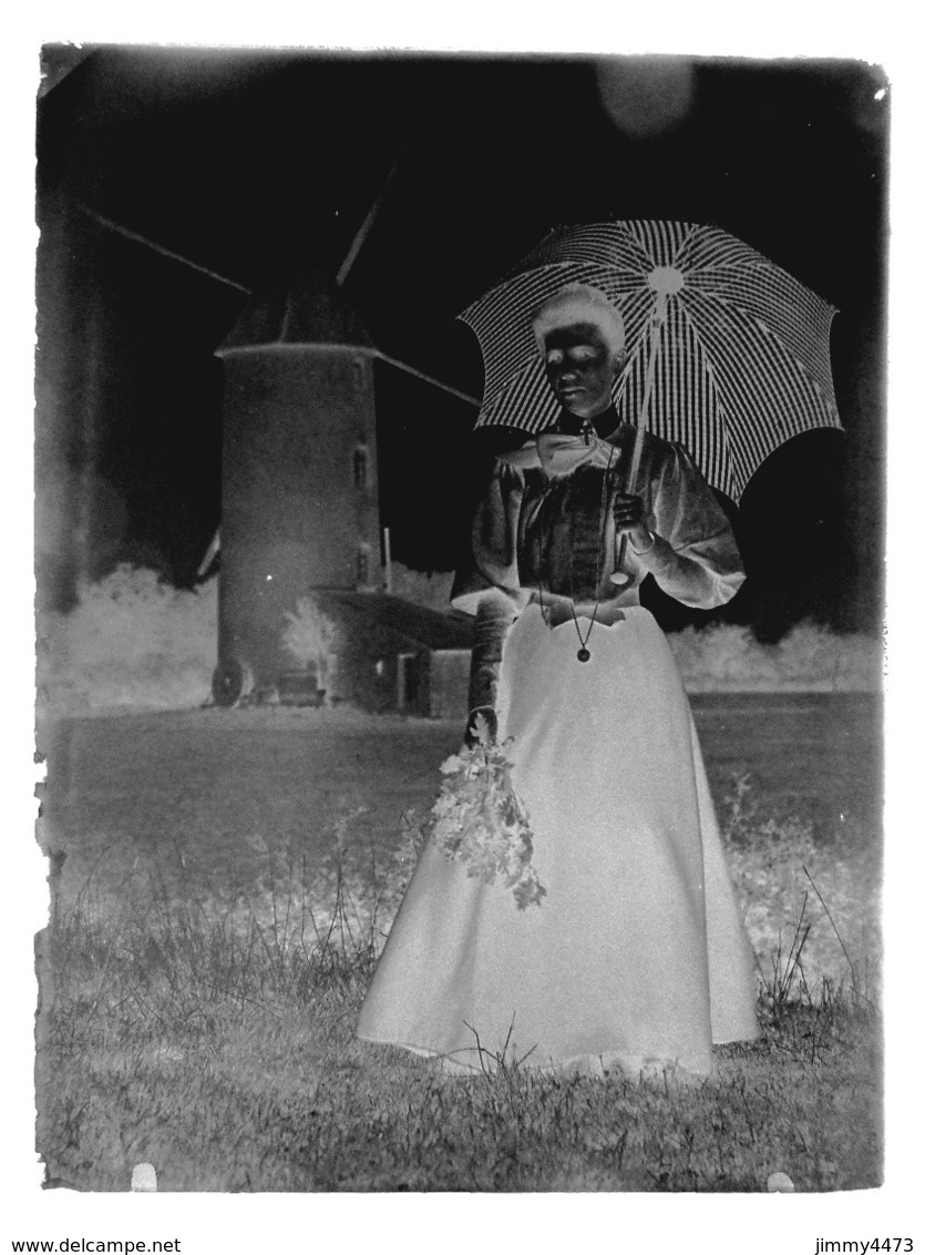 Plaque De Verre - Mademoiselle Poislanne Devant Un Moulin, En Septembre 1905 - Taille 88 X 118 Mlls - Plaques De Verre