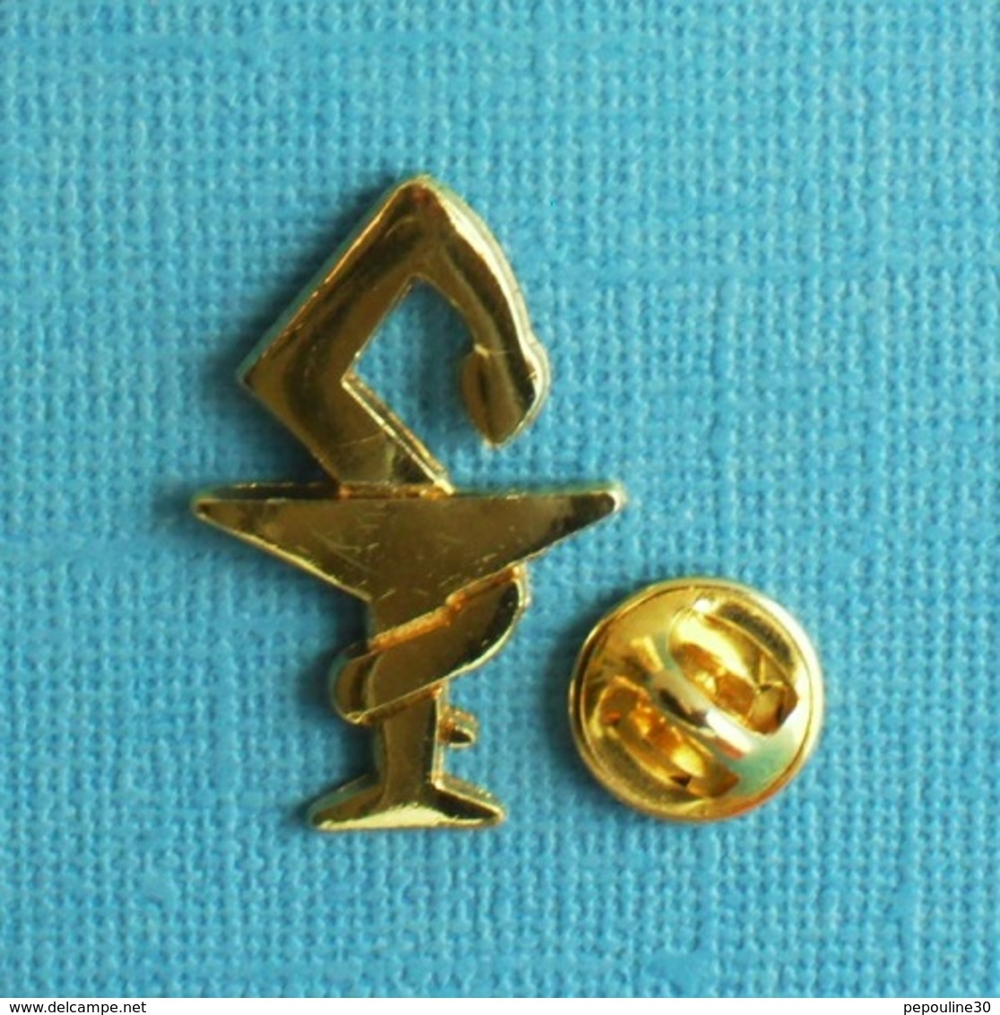 1 PIN'S //   ** CADUCÉE / le SERPENT ASCLÉPIOS & la COUPE D'HYGIE / POUR LES PHARMACIENS **