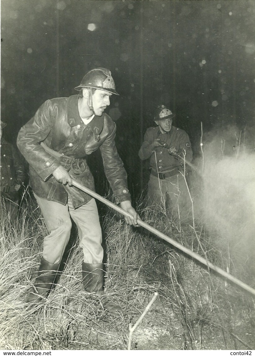 SAPEUR POMPIER PHOTOGRAPHIE METIER POMPIERS FEU INCENDIE INTERVENTION  ANNEE 1960 VINTAGE - Métiers