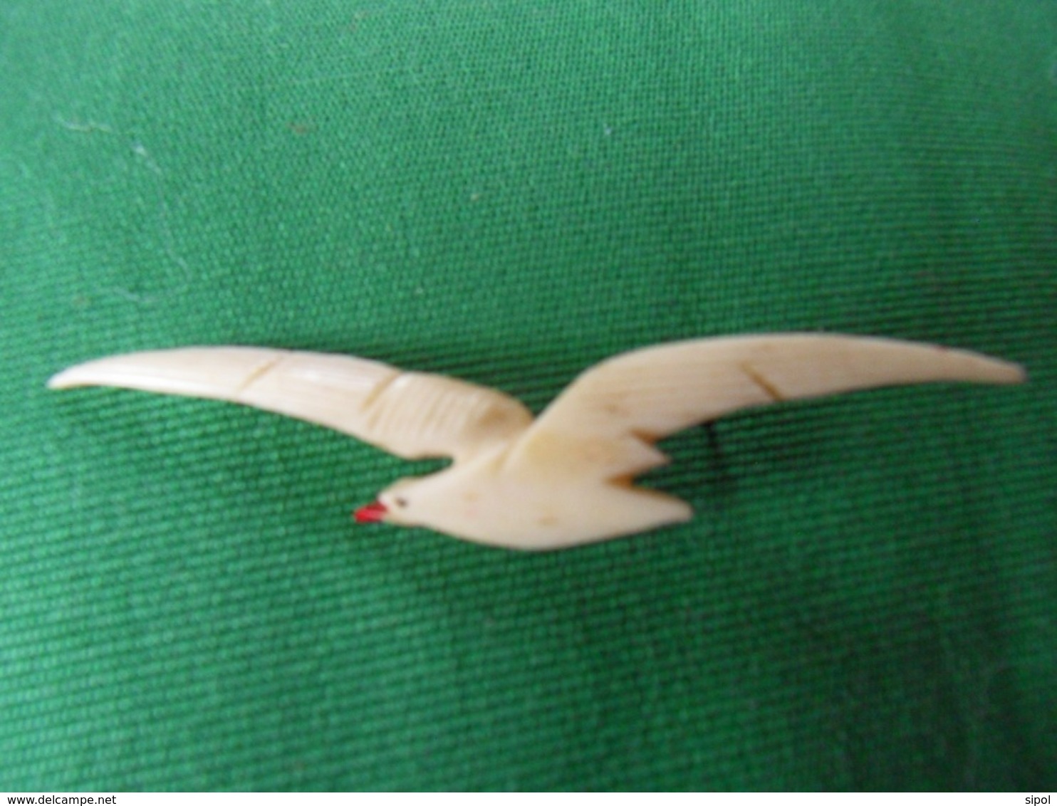 Broche En Os " Mouette " En Vol Épingle Absente  Souvenir D Un Bord De Mer Années 1950 - Autres & Non Classés