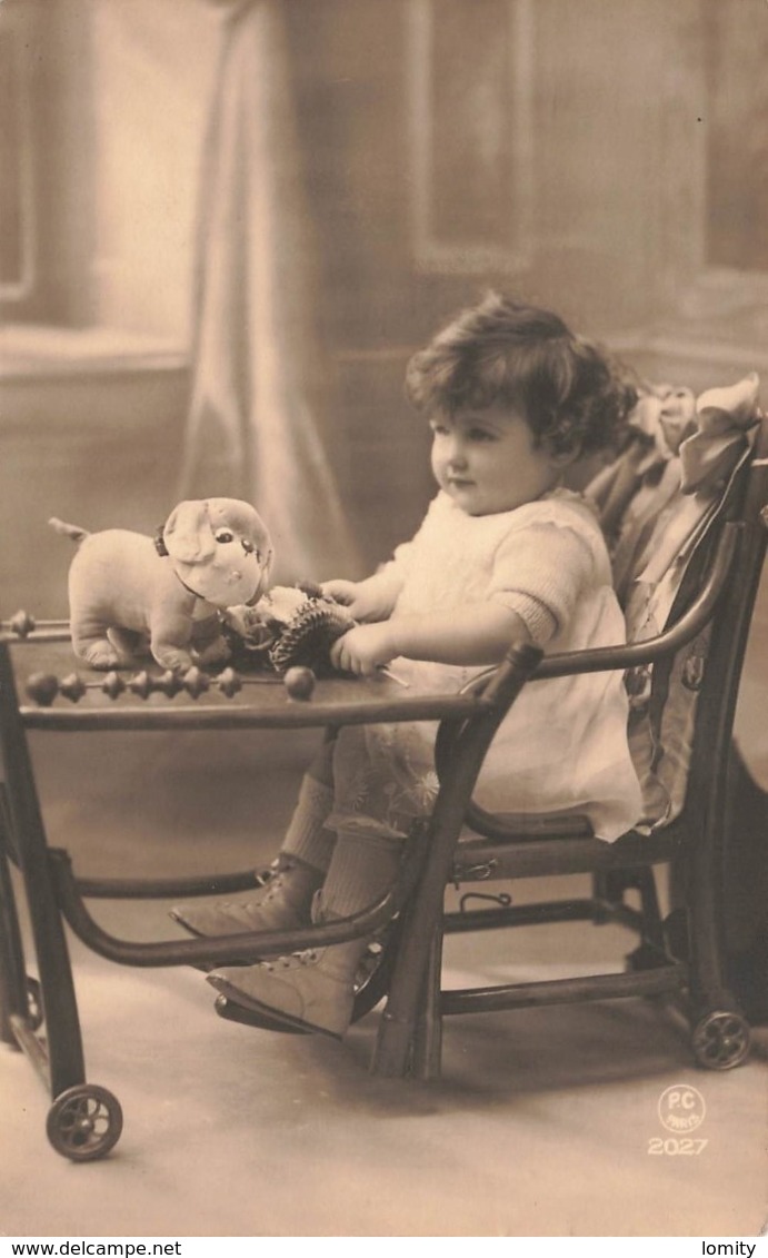 Enfant Dans Une Chaise à Bébé Fille Fillette Peluche - Baby's