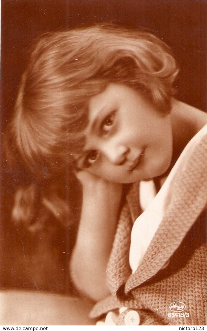 " A Pretty Little Girl" Nice Vintage German Postcard - Retratos