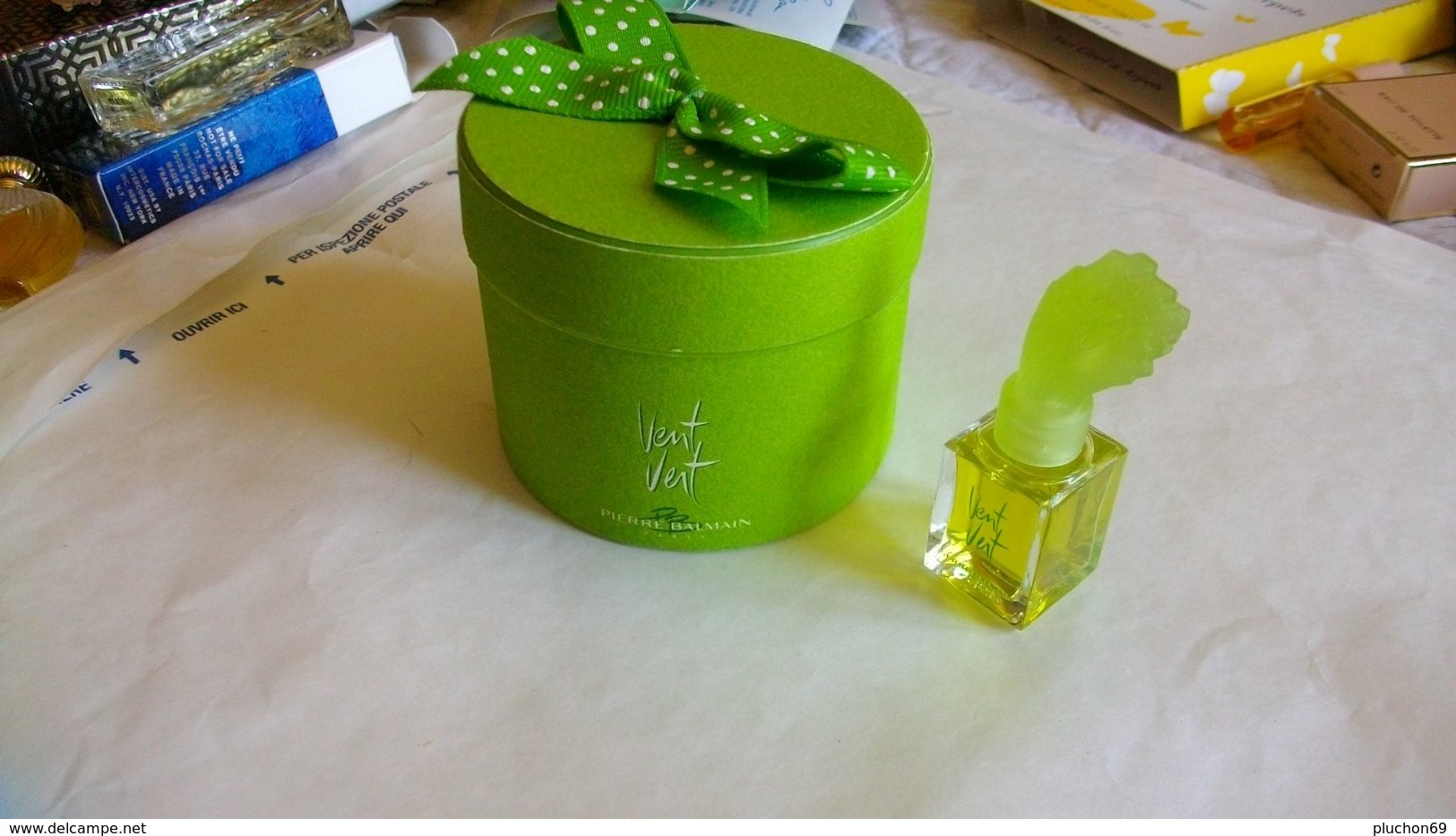 Miniature De Parfum Balmain    " Vent Vert " Parfum Dans Boite A Chapeau Verte - Miniaturen Damendüfte (mit Verpackung)