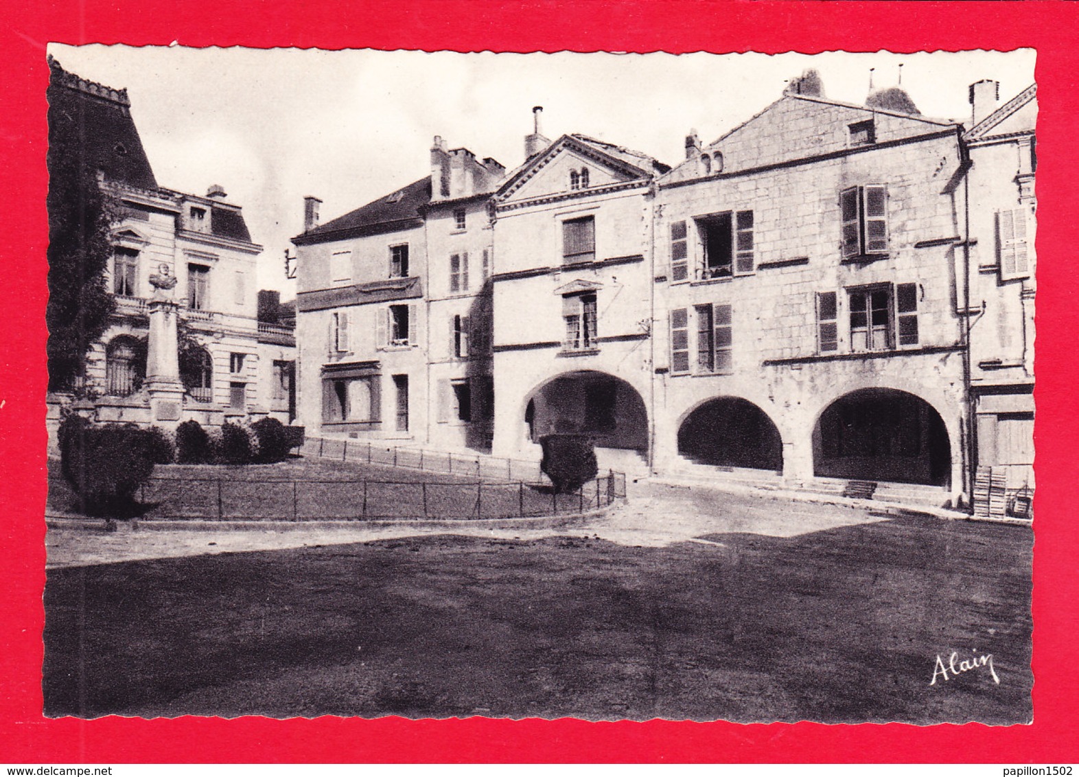 F-85-Fontenay Le Comte-129Ph49  La Place Beliard, Vieilles Maisons Et Caisse D'épargne, BE - Fontenay Le Comte