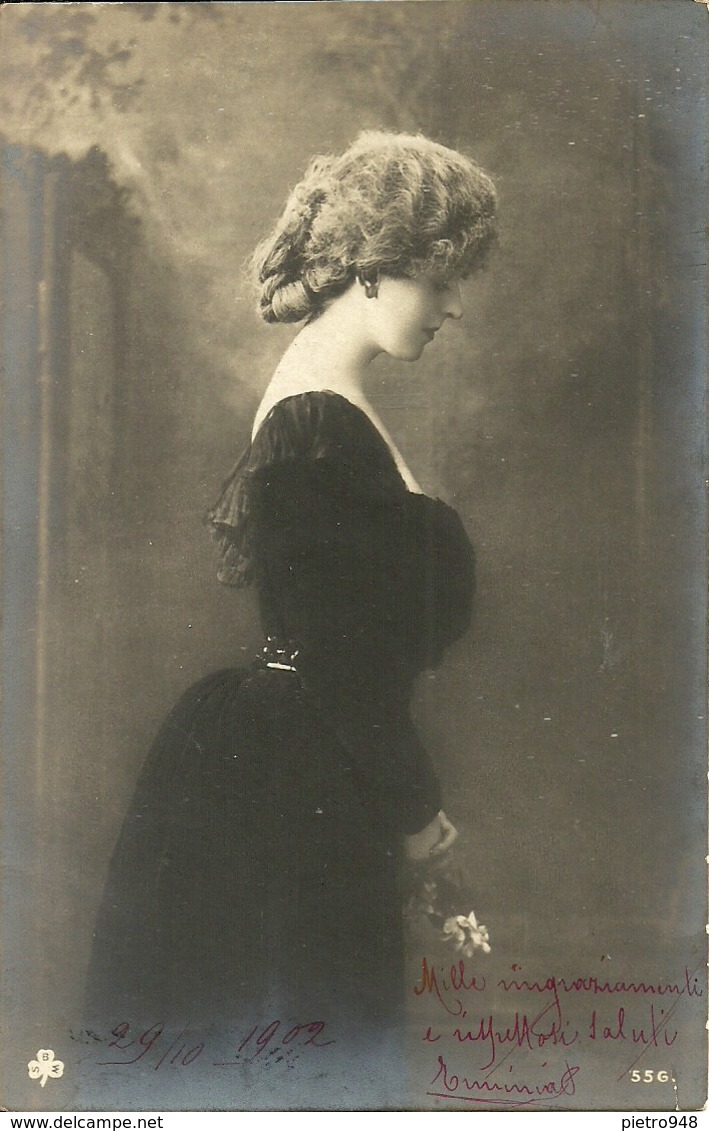 Ragazza (Fille, Girl) Vestita Di Nero Con Un Fiore In Mano - Donne