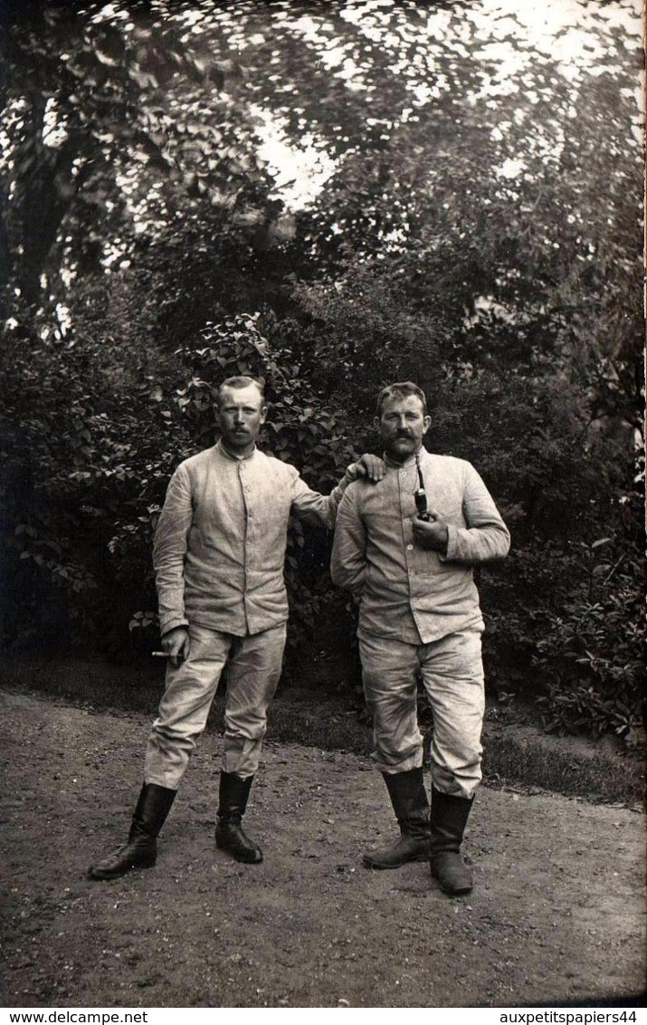 Carte Photo Originale Guerre 1914/18 Portrait  Extérieur De Soldats Allemands, Pipe Cavalier Ou Cigare Au Choix 09.1914 - Guerre, Militaire