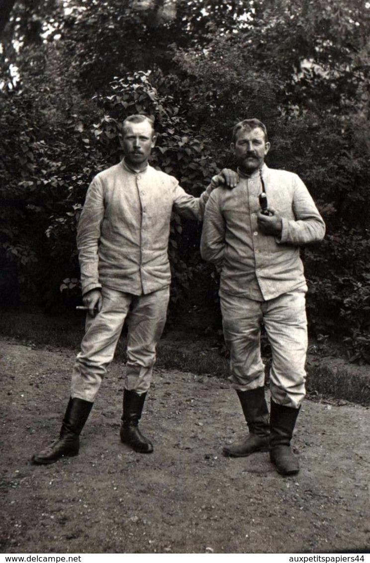 Carte Photo Originale Guerre 1914/18 Portrait  Extérieur De Soldats Allemands, Pipe Cavalier Ou Cigare Au Choix 09.1914 - Guerre, Militaire