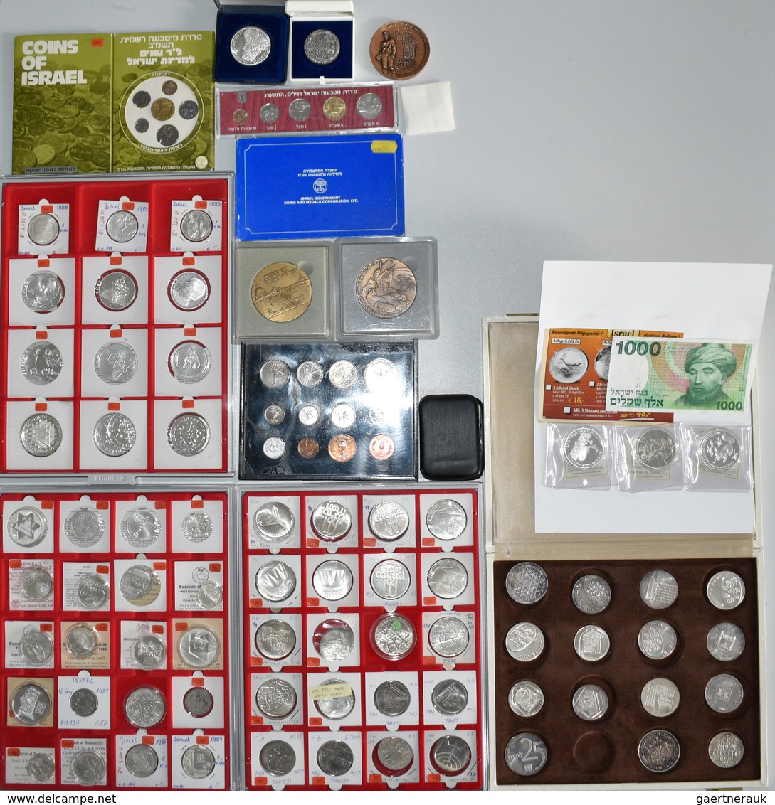 Israel: Ein Karton Voll Mit Gedenkmünzen, Medaillen Und Kursmünzensätzen Aus Israel. Augenscheinlich - Israel