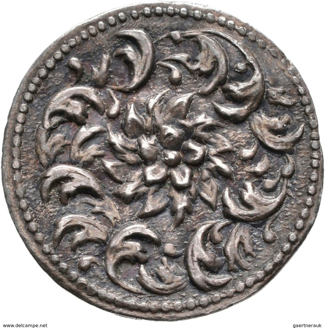 Varia, Sonstiges: Silberne Puderdose in Form einer Muschel, ca. 69 x 51 mm; dazu dekoratives altes S